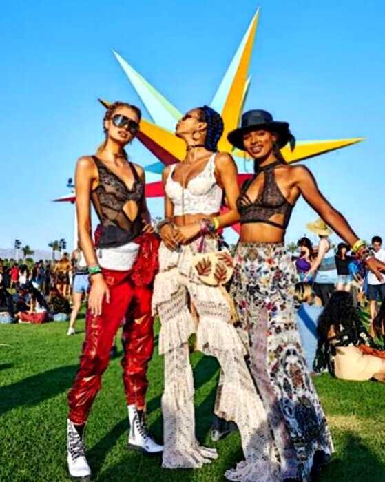 Самые стильные звездные образы прошлых лет на фестивале Coachella