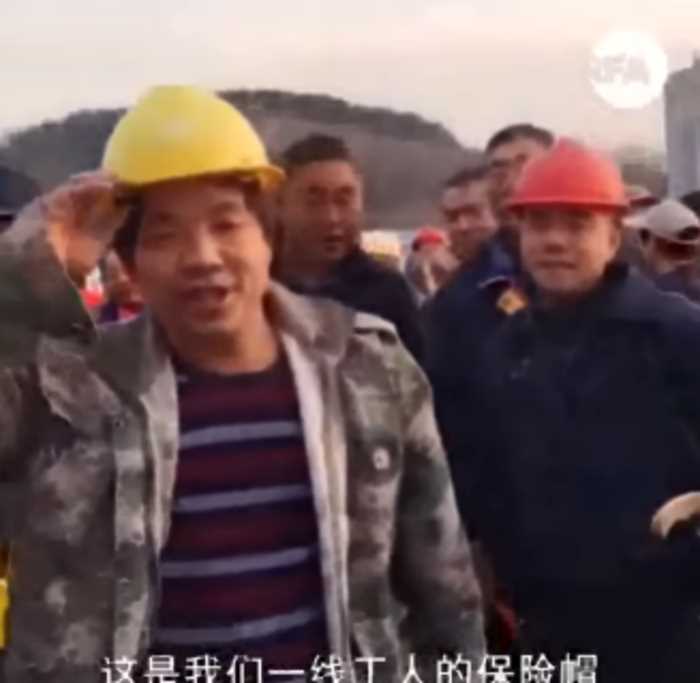 “Чьи головы дороже”: китайский рабочий показал разницу между касками трудяг и менеджеров
