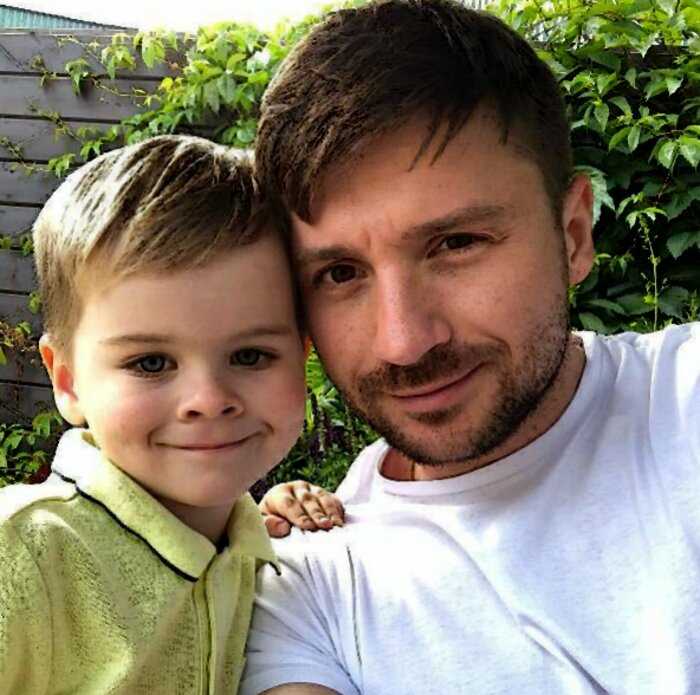 Сергей Лазарев пытается доказать сомневающимся подписчикам, что его сын не приемный