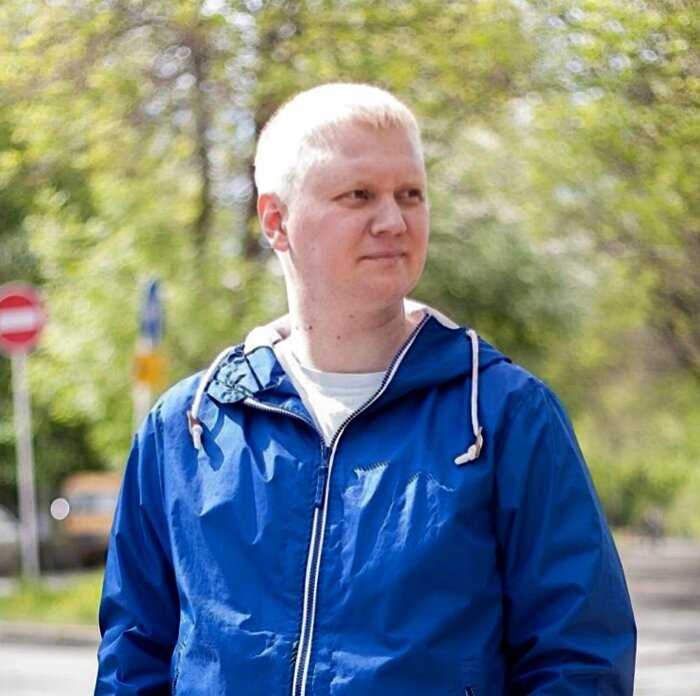 “Помним”: житель Екатеринбурга сделал бесплатный ремонт ветерану ВОВ к 9-му мая