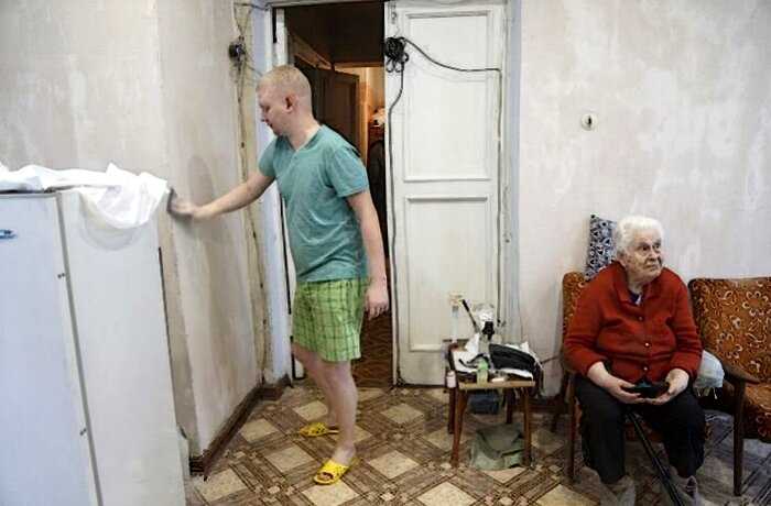 “Помним”: житель Екатеринбурга сделал бесплатный ремонт ветерану ВОВ к 9-му мая
