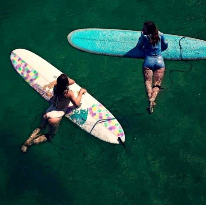 Девушки-серфингистки