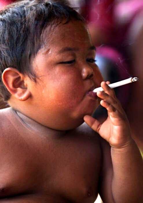 Что стало с индонезийским малышом, выкуривающим по две пачки сигарет в день?