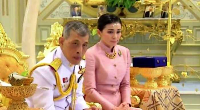 “За верность и повиновение”: Тайский король взял в жену главу своей охраны