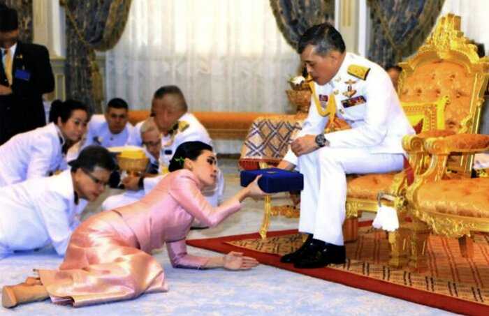 “За верность и повиновение”: Тайский король взял в жену главу своей охраны