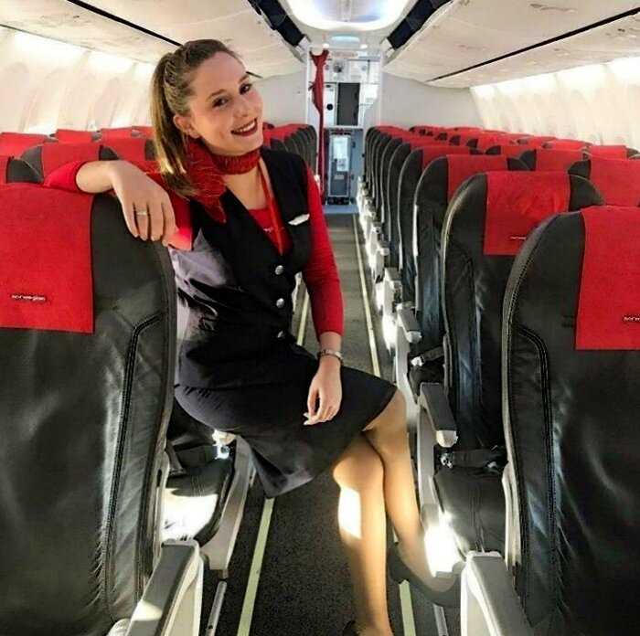 17 очаровательных стюардесс, с которыми любой полет станет немного приятнее