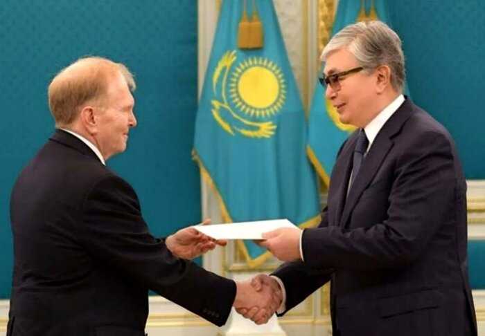 Новый президент Казахстана приказал изданиям фотошопить его лицо перед публикацией