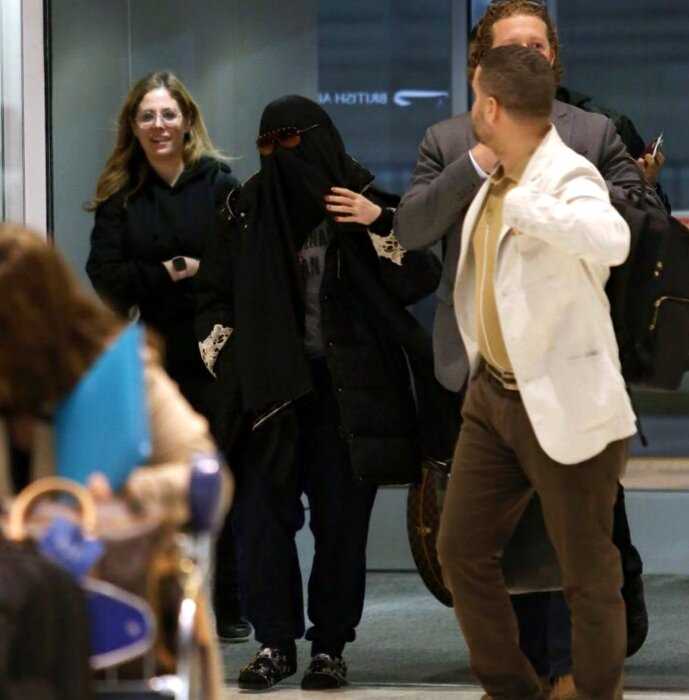 “Гюльчатай, открой личико”: Мадонну заставили снять паранджу в аэропорту