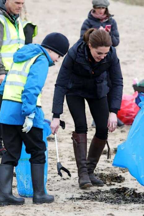 “Простые смертные”: Кейт Миддлтон и Принц Уильям прибрались на пляже за намусорившими туристами