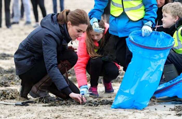 “Простые смертные”: Кейт Миддлтон и Принц Уильям прибрались на пляже за намусорившими туристами