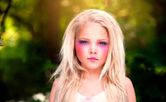 «Красота или глупость»: в Сети разгорелись споры вокруг снимков детей с макияжем