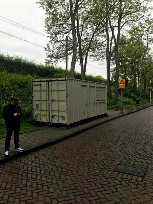 Мужчина снял квартиру в Амстердаме через Airbnb, но, приехав на место, увидел контейнер