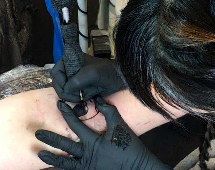 В Амстердаме 10-летняя девочка сама придумывает и набивает татуировки