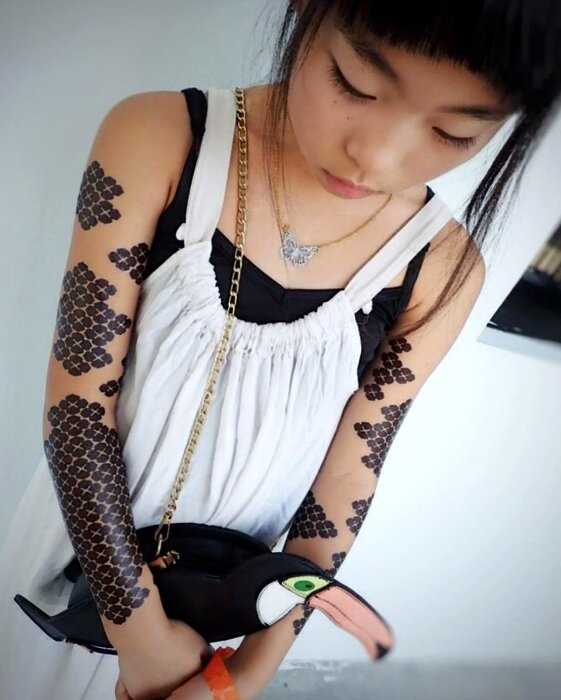 В Амстердаме 10-летняя девочка сама придумывает и набивает татуировки