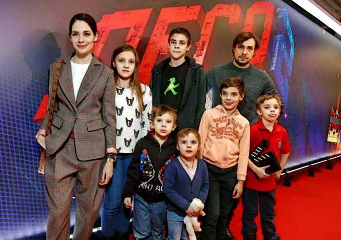 Как живет сегодня брошенная с 7-ю детьми жена актера Евгения Цыганова