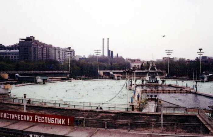 «Москва»: самый большой бассейн СССР, который построили на месте взорванного храма Христа Спасителя