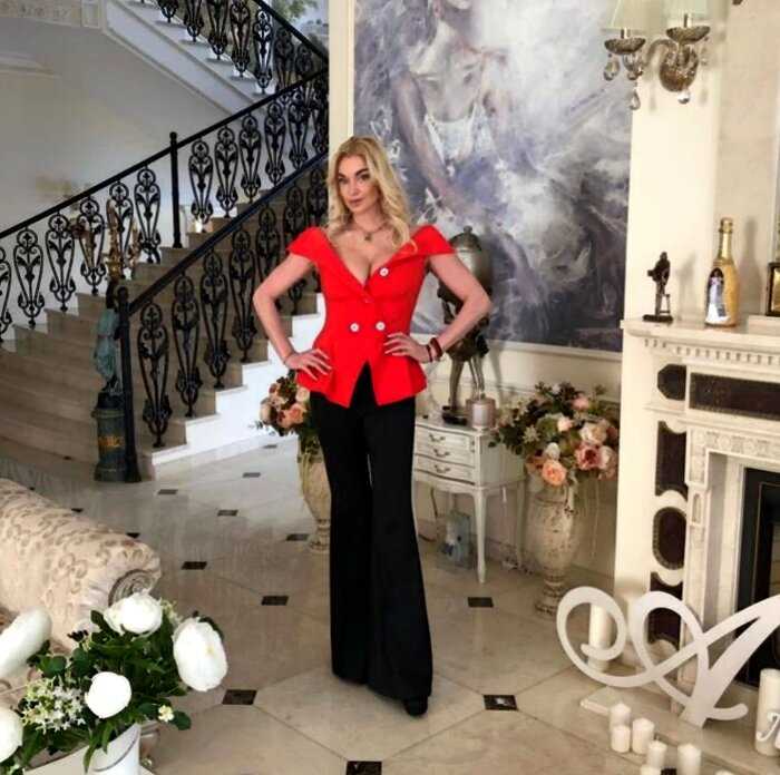 Анастасия Волочкова нарастила роскошные локоны ради скорой свадьбы в Париже