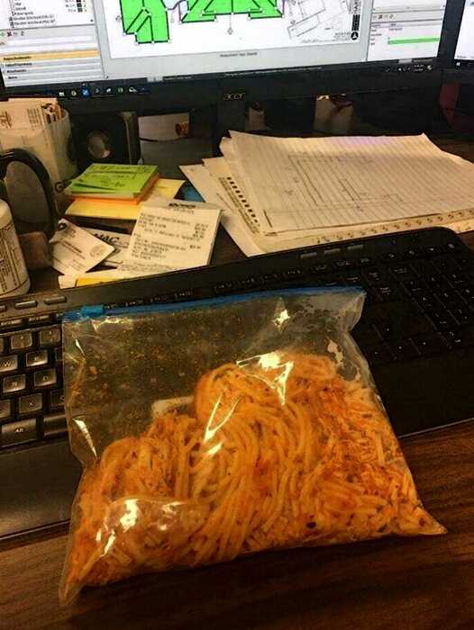 20 пользователей сети поделились фото своего самого ужасного офисного обеда