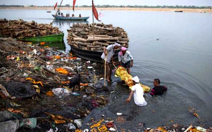 «50 оттенков грязи»: как индийцы убивают священную реку Ганг
