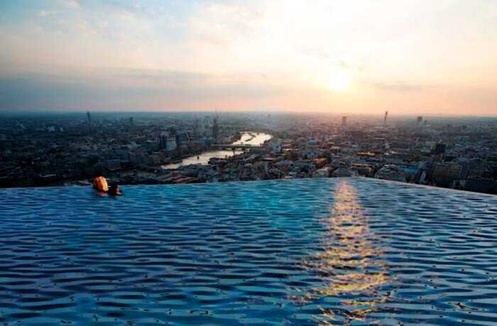 Панорамный бесконечный бассейн построян в Лондоне. Но как из него выйти?