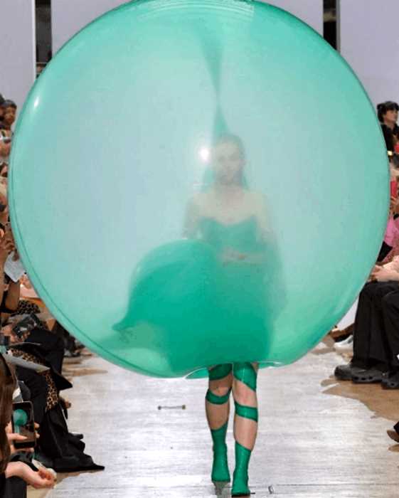 На модном показе вдруг воздушные шары на глазах превратились в платья