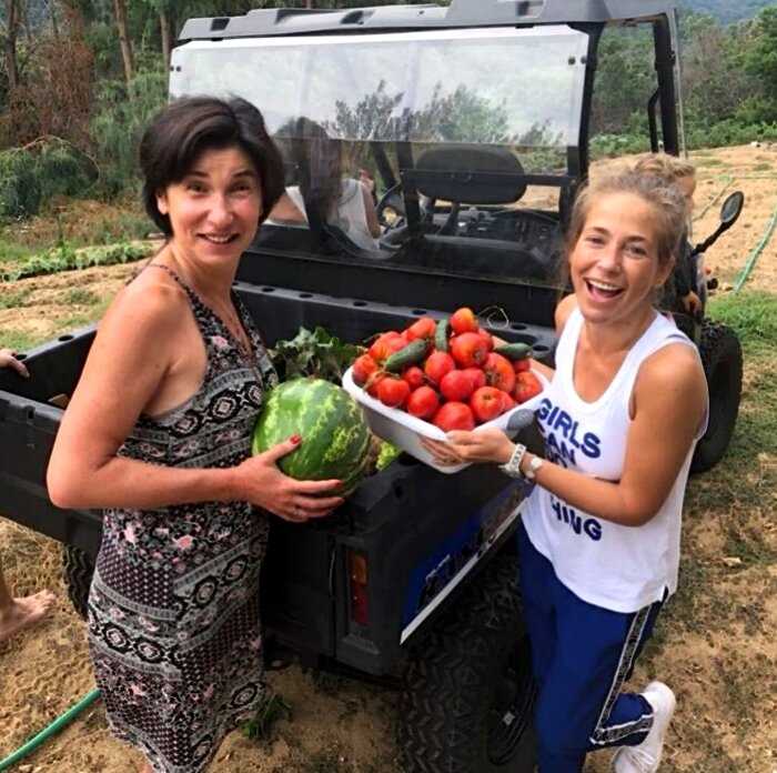 Многодетная Барановская вынуждена трудиться на томатной плантации, чтобы прокормить семью