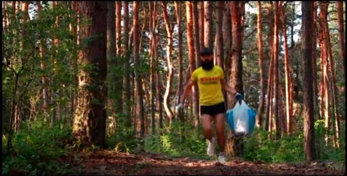 Парень из Харькова каждое утро делает забег по лесу и собирает мусор