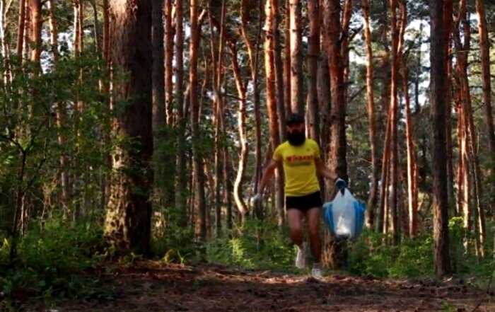 Парень из Харькова каждое утро делает забег по лесу и собирает мусор