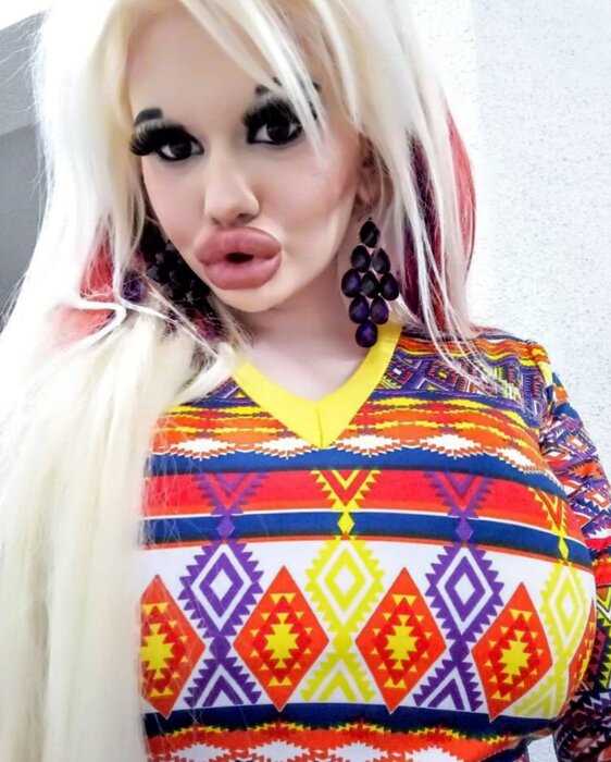 Болгарская студентка хотела выглядеть как кукла Барби, но немного переборщила