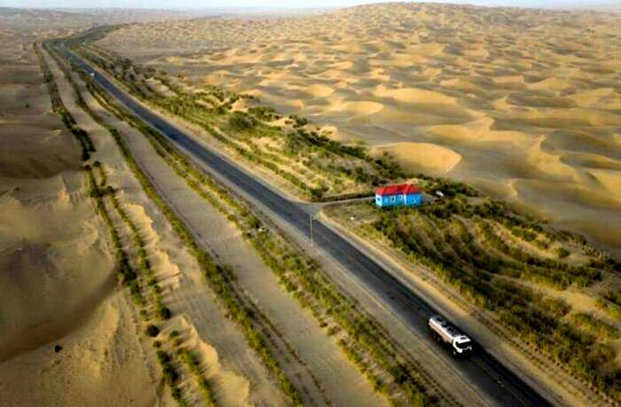 Зачем китайцы построили 450 км трассы посреди пустыни, где никто не живет?