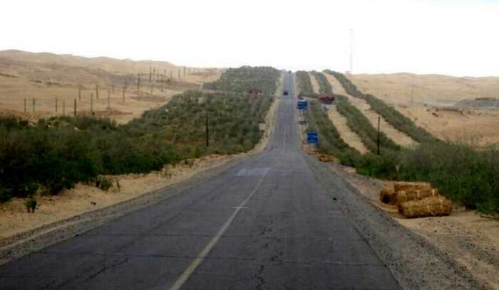 Зачем китайцы построили 450 км трассы посреди пустыни, где никто не живет?