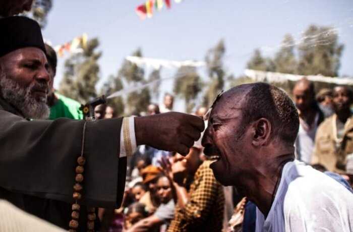 Пражский фотограф снял обряд экзорцизма в Эфиопии — и это невероятно