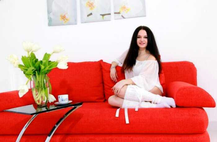 Marisa Nicole на красном диване