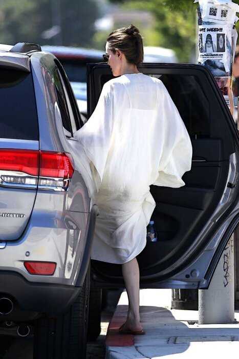 «Ножки-спички»: Джоли прячет истощенную фигуру под просторной одеждой