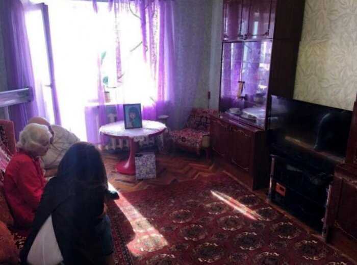 «Скромно, но со вкусом»: родители президента Зеленского показали свою квартиру