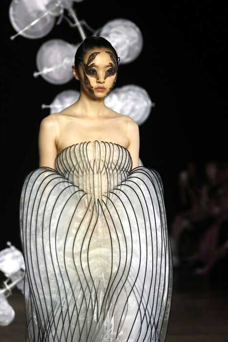 Инопланетный футуризм: самые необычные платья кутюрного показа Iris Van Herpen