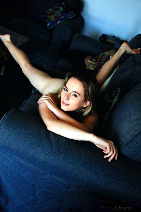 Эротика на диване от Susana Gil (14 фото)