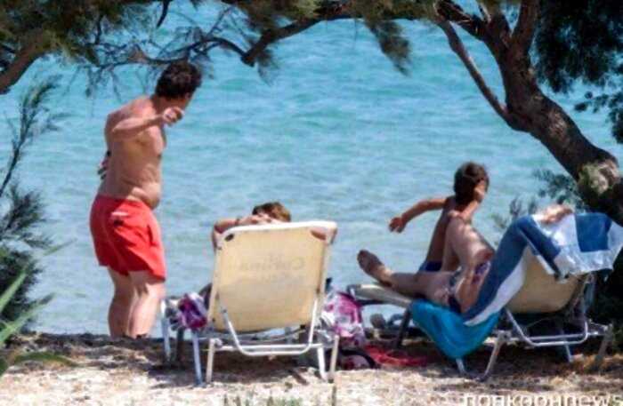«Больше не поджарый»: растолстевшего Мэттью Макконахи засняли на пляже в Греции