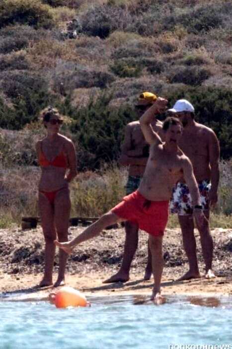 «Больше не поджарый»: растолстевшего Мэттью Макконахи засняли на пляже в Греции