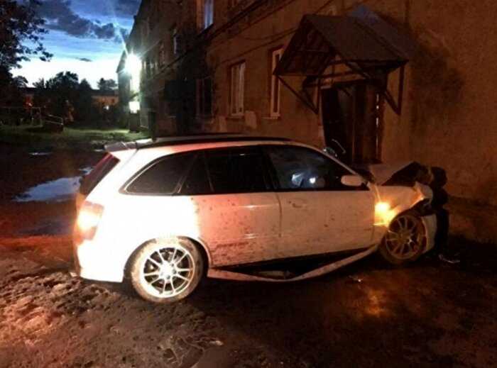 В Свердловской области пьяный водитель врезался в дом, отмечая водительские права