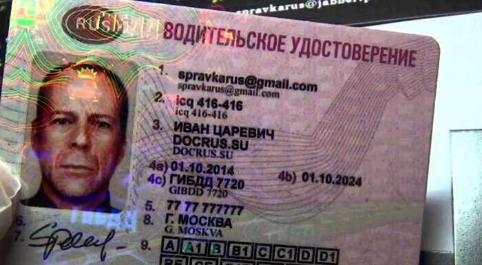 В Свердловской области пьяный водитель врезался в дом, отмечая водительские права