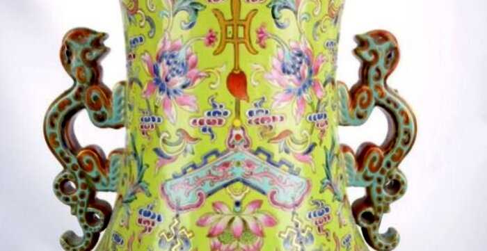 Англичанка использовала старую вазу как подставку для зонтиков, не представляя ее ценности