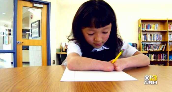 10-летняя девочка, родившаяся без кистей рук, выиграла конкурс правописания