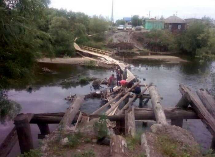 Жители уральской деревни отчаялись ждать помощи властей и построили мост сами