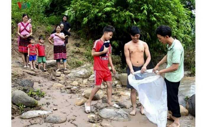 «Жажда знаний»: во Вьетнаме дети переплывают реку в пакетах, чтобы добраться до школы