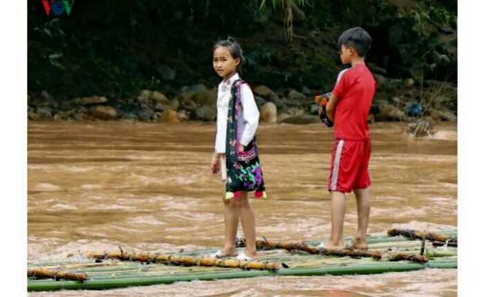 «Жажда знаний»: во Вьетнаме дети переплывают реку в пакетах, чтобы добраться до школы