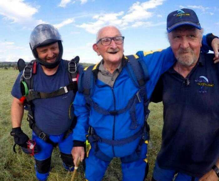 «На пенсии надо отрываться, а не доживать»: 100-летний ветеран сиганул с небес