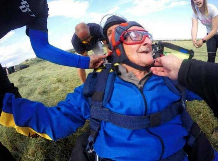 «На пенсии надо отрываться, а не доживать»: 100-летний ветеран сиганул с небес