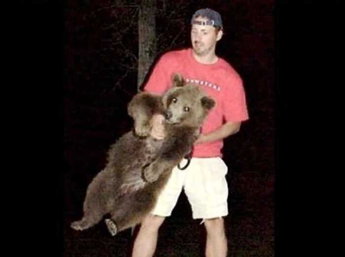 Когда-то мужчина спас медвежонка — он вырос в огромного гризли и стал его лучшим другом