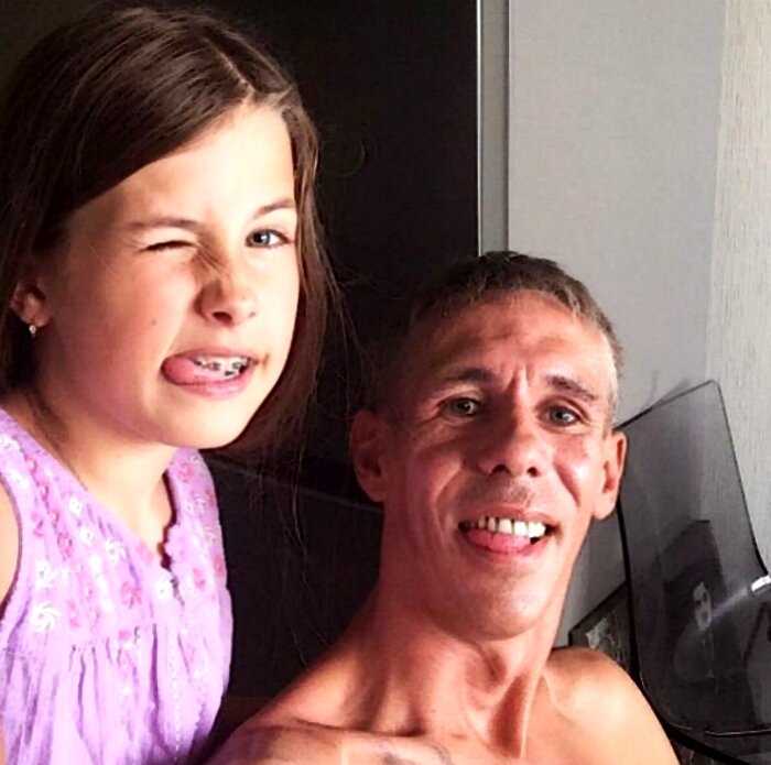 «Взрослая — уже можно»: Алексей Панин показал фото 10-летней дочери с сигаретой